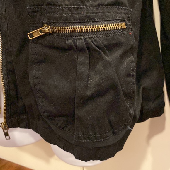 L black Charlotte Russe jacket. 4 pockets. Stretchy collar and cuffs - Picture 4 of 6